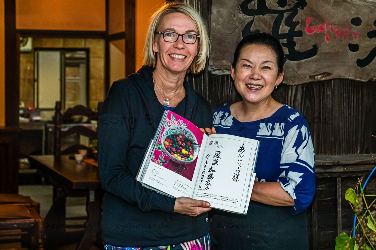Die bekannte japanische Köchin Atsuko Kato vor ihrem Restaurant Rakan auf der Halbinsel Izu, Shizuoka mit Reisejournalistin Angela Berg / © Foto: Georg Berg