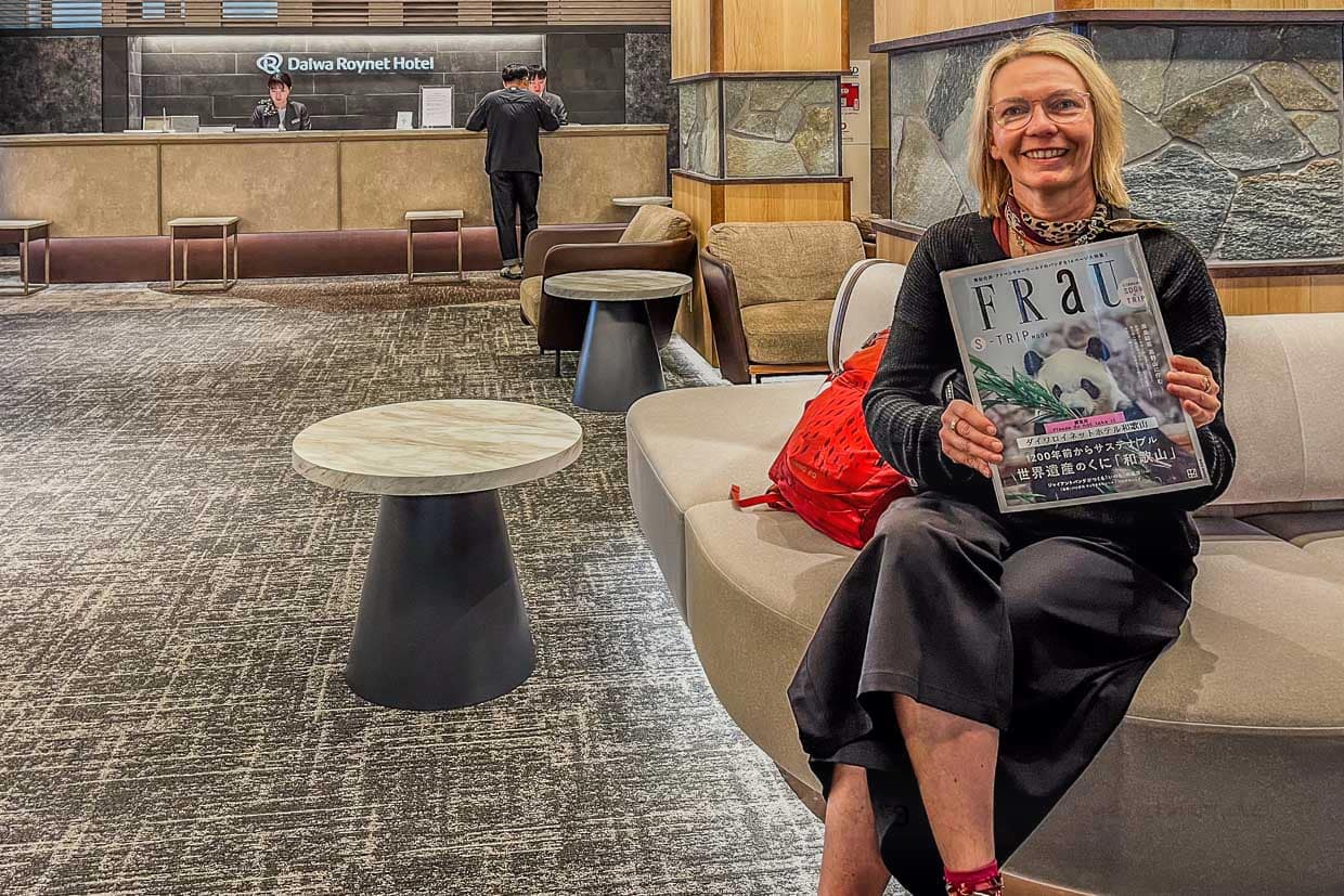 Fundstück in der Hotellobby: eine japanische Frauenzeitschrift namens Frau / © Foto: Georg Berg