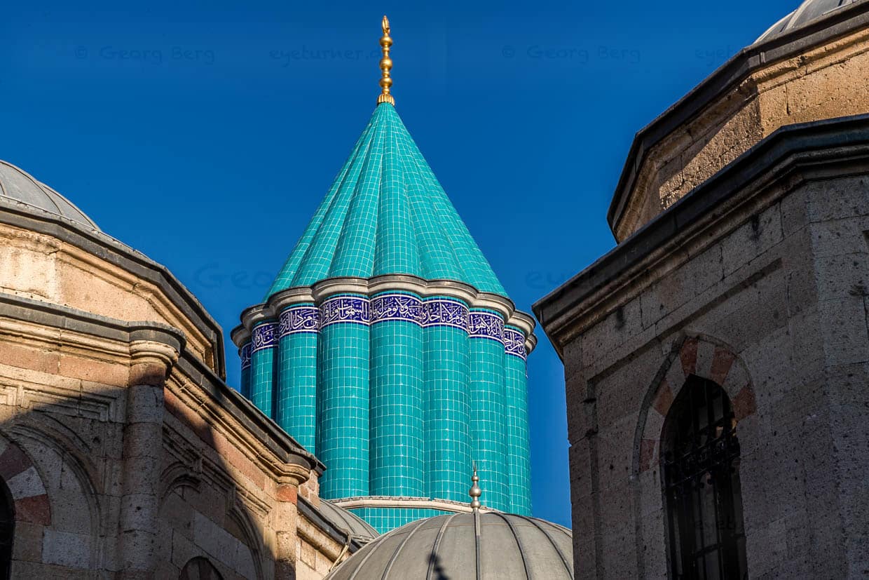 Das Mevlana-Museum (türkisch Mevlânâ Müzesi) hat eine türkisblaue Kuppel. Sie ist das Mausoleum von Dschalāl ad-Dīn ar-Rūmī mit der angeschlossenen Loge der Mevlevi-Derwischbruderschaft / © Foto: Georg Berg