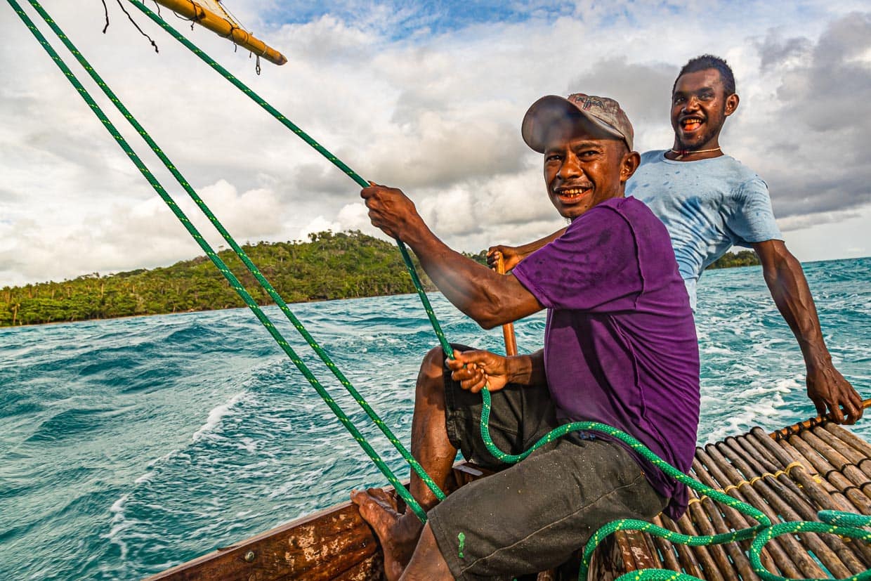 The crew of a Praus consists of at least three people. One determines the angle of attack of the sail at the back. Another crew member steers by shifting their weight. A loose paddle can be used to steer slightly / © Photo: Georg Berg