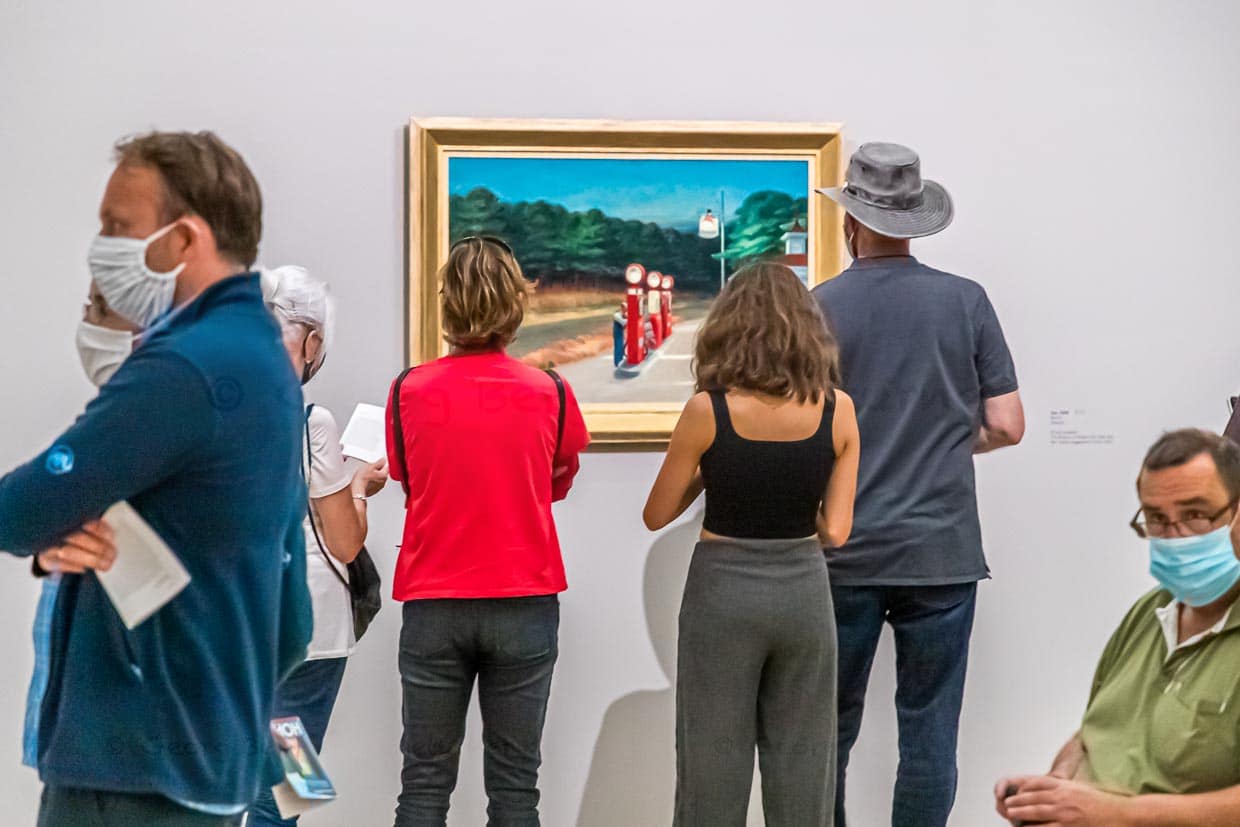 Kuriose Situationen im Museum der Fondation Beyerler: Maskerade rund um Edward Hopper / © Foto: Georg Berg