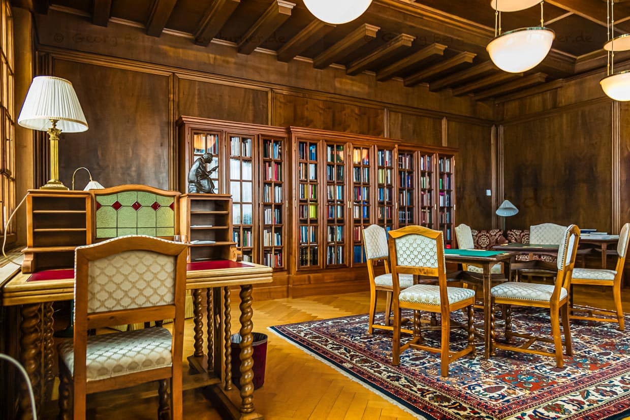 Die Bibliothek: Wer mag wohl an diesen Tischen schon gelesen oder geschrieben haben? Elke Heidenreich kam in diesem Raum der Gedanke: Wie groß ist die Welt und wie still ist es hier“. Überhaupt das Thema Stille. Martin Mosebach schreibt „Das Weltende könnte stattfinden, und man würde davon im Walhaus erst eine Woche später erfahren, durch eine unaufgeregte Information des Portiers“ / © Foto: Georg Berg