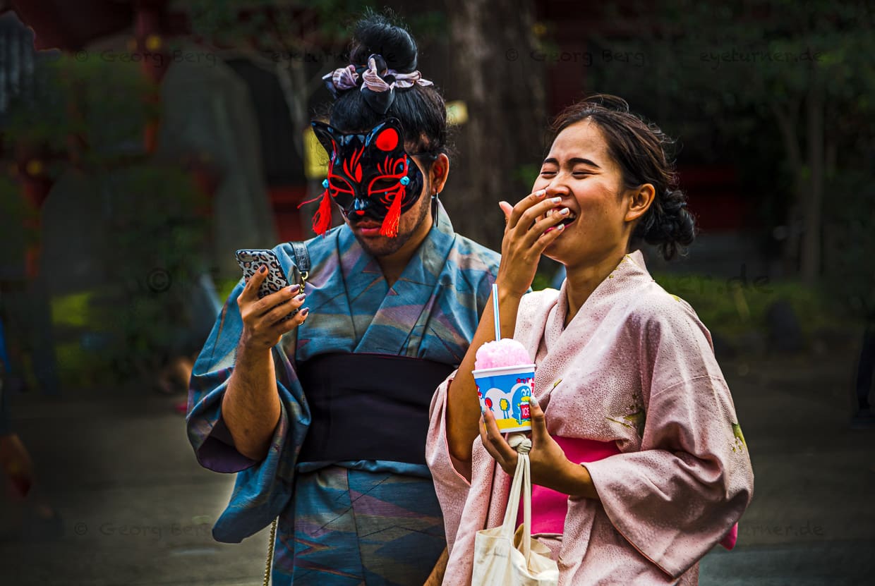 Bizarre situation: A kimono-wearing masked couple in Tokyo, Japan / © Photo: Georg Berg