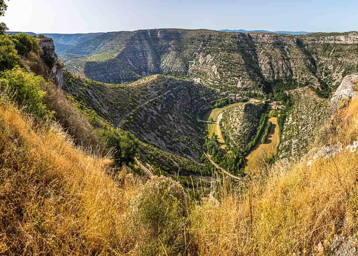 Der Cirque de Navacelles ist ein 300 Meter tiefer natürlicher Talkessel, der vom Wasser der Vis durchschnitten wird / © Foto: Georg Berg