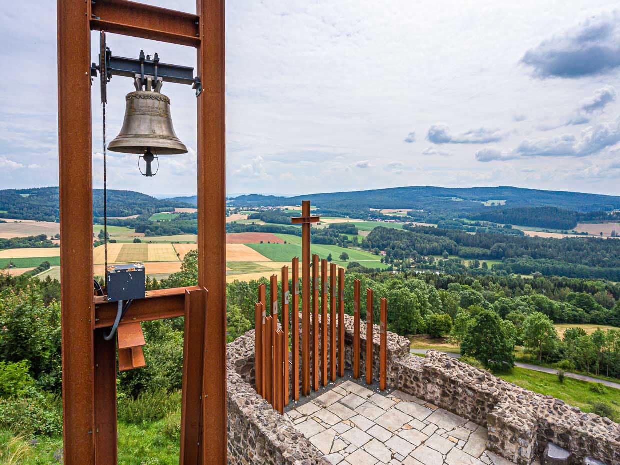 Burgruine Waldeck mit Kapelle und Glockenturm. Durch Eisenstehlen wird die Höhe des einstigen Kirchenraumes angedeutet. Ein Kirchenschiff ohne Dach aber mit Weitblick. "Ein schöner Ort und ein Beispiel dafür, Dinge gemeinsam anzupacken", sagt Elisabeth Zintl / © Foto: Georg Berg