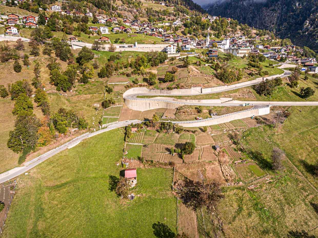 Eine Serpentinenstraße windet sich durch die alten Safran-Äcker von Mund im Schweizer Kanton Wallis / © Foto: Georg Berg