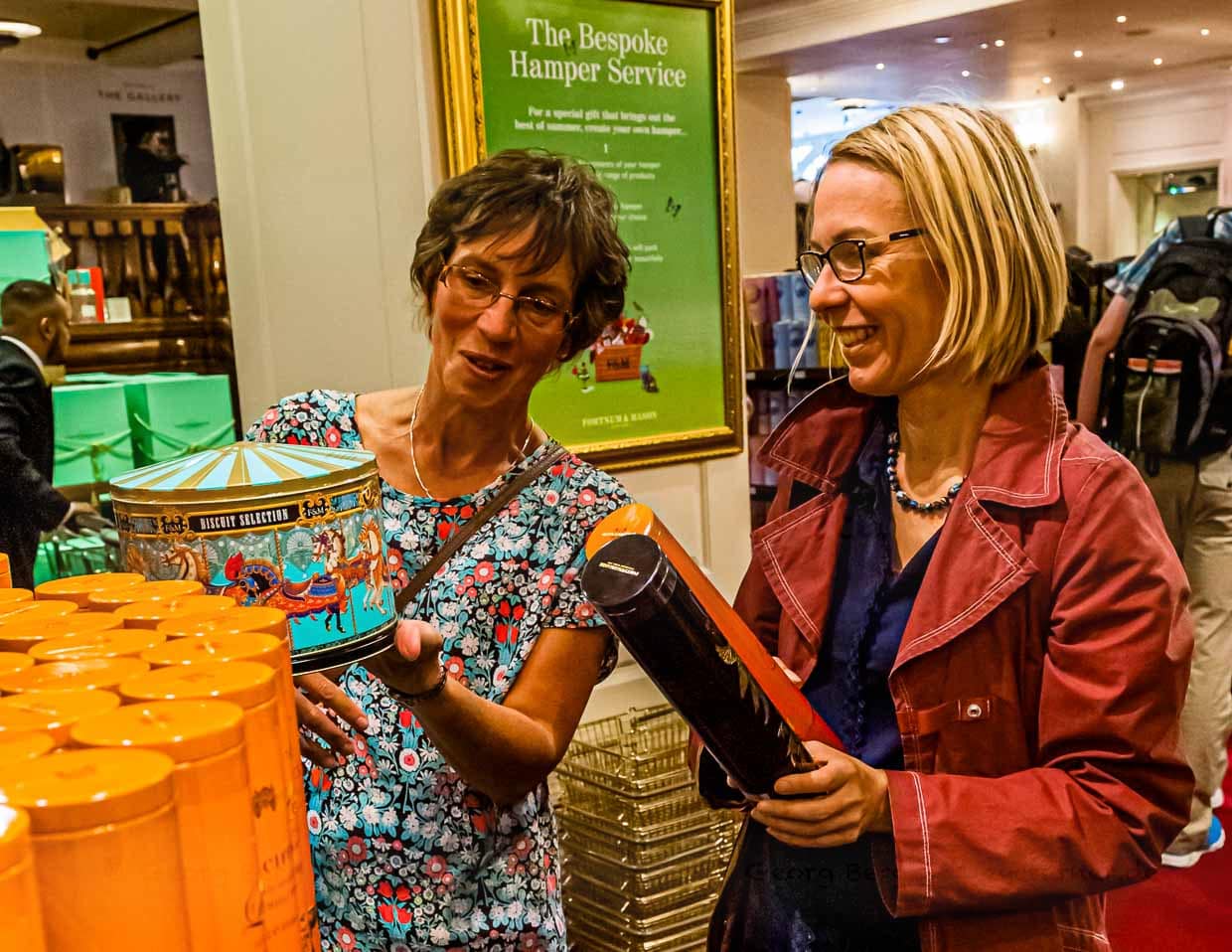 Das legendäre Warenhaus Fortnum und Mason in London ist berühmt für seine üppigen Auslagen und Dekorationen / © Foto: Georg Berg