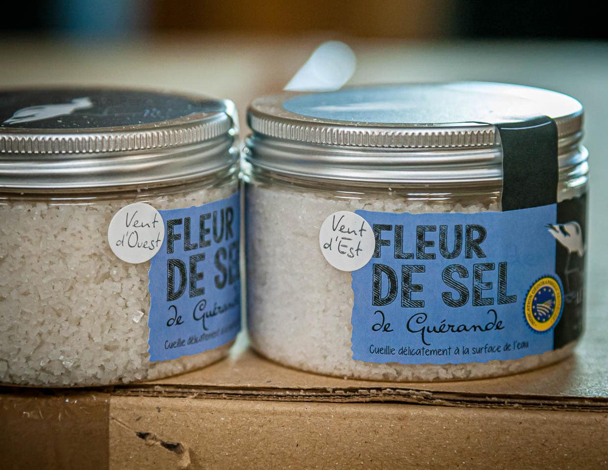 Der kleine weiße Aufkleber bezeichnet den Unterschied. Links das Fleur de Sel aus dem Westwind, rechts das aus dem Ostwind / © Foto: Georg Berg