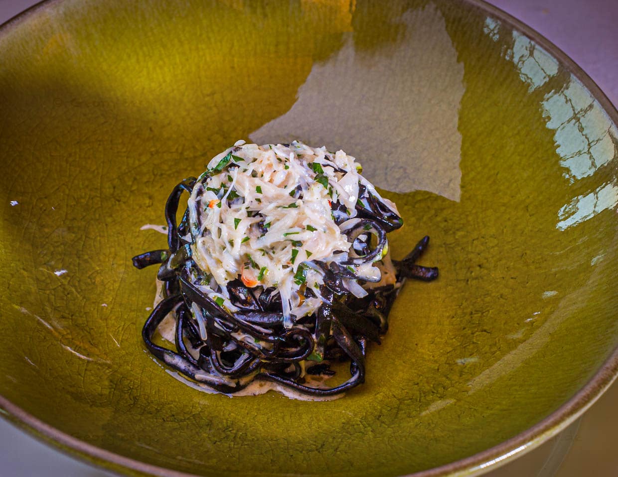 Maccaroni a la guitarra - Sepia-Nudeln mit Krabbenfleisch und wildem Sauerampfer / © Foto: Georg Berg