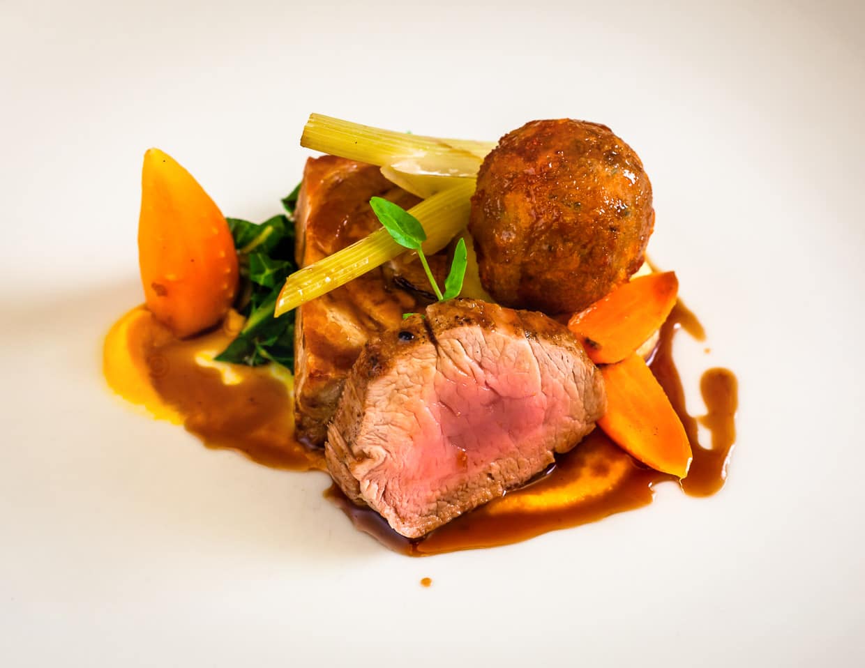 Schweinelende mit Schweinebauch und Schweine-Bonbon / © Foto: Georg Berg