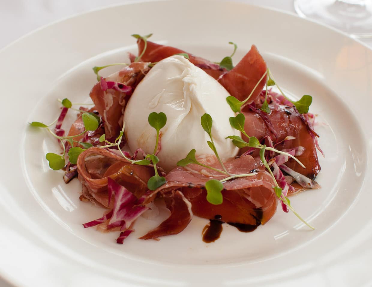 Parmaschinken mit Burratta und Radicchio / © Foto: Georg Berg