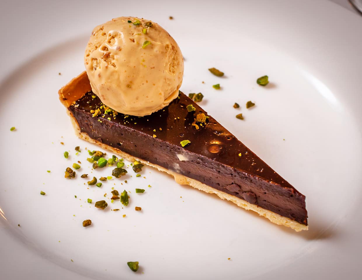 Schokoladentorte mit Erdnussbutter-Eiscreme / © Foto: Georg Berg