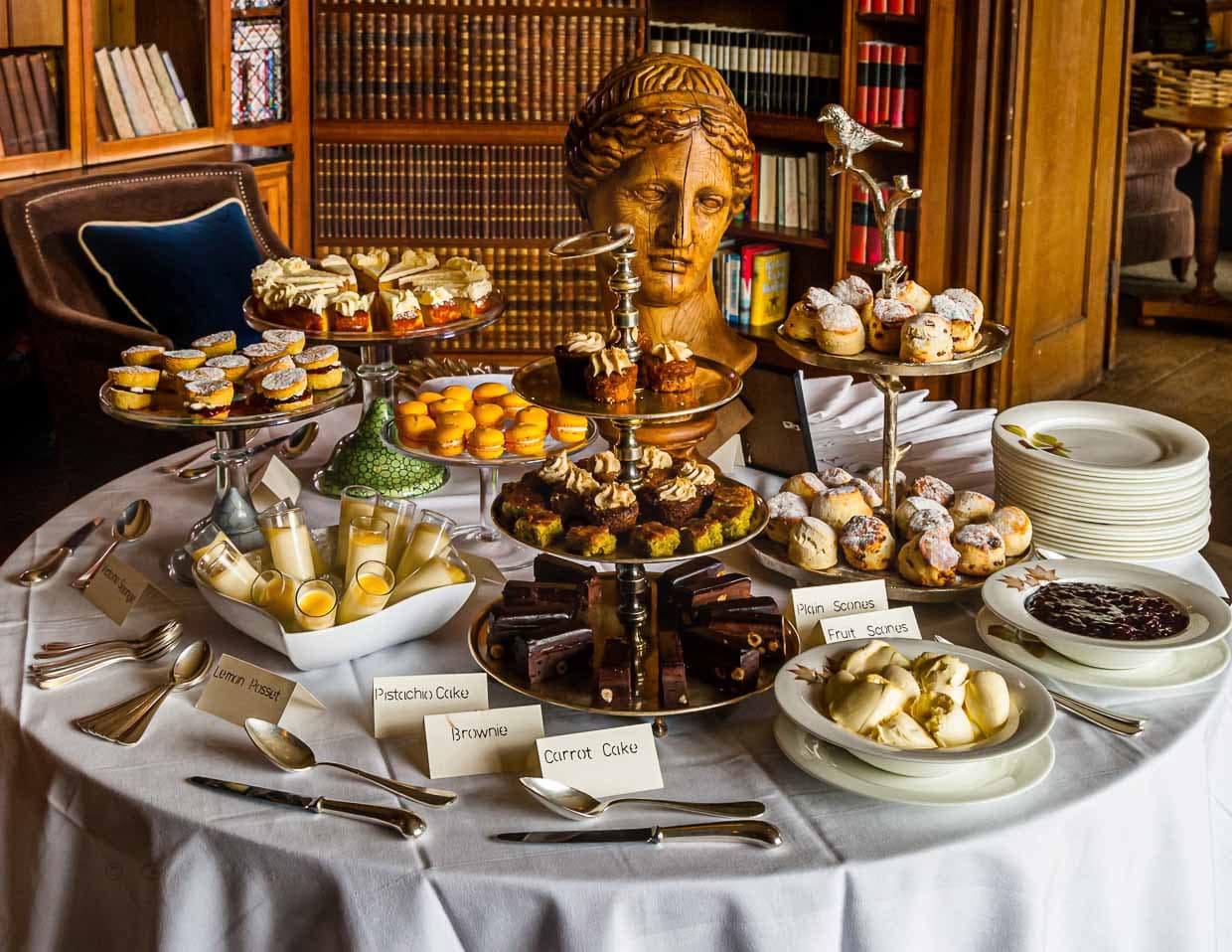 Ein Klassiker: Der Devonshire Cream Tea wird in Endsleigh nachmittags ab 17 Uhr in der Bibliothek angeboten / © Foto: Georg Berg