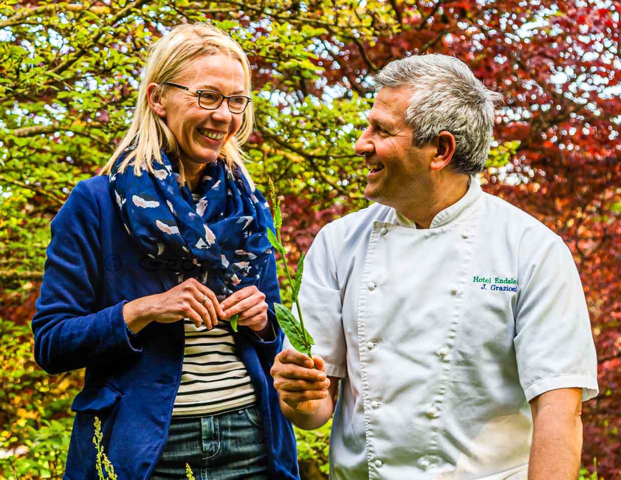 Am liebsten im Garten: Der Arbeitstag beginnt für José Graziosi mit einem „Garden Walk“, denn hier gibt es immer Wildkräuter, die er in die Tageskarte einbindet. Zum Beispiel wilder Sauerampfer, der zwischen dem Bärlauch wächst / © Foto: Georg Berg