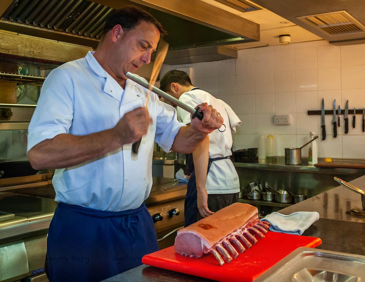 Paul Wadham bei den Vorbereitungen für den Mittagstisch / © Foto: Georg Berg