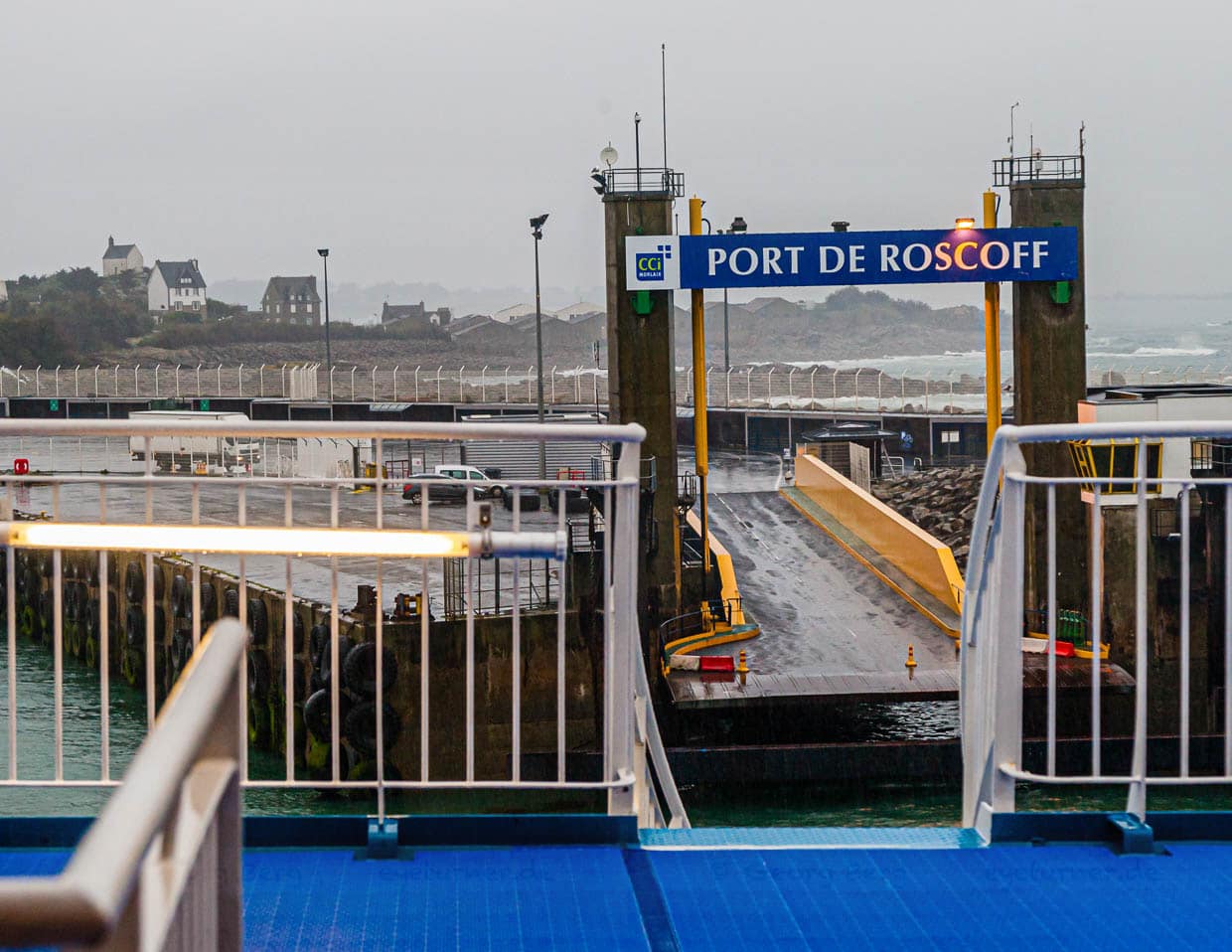Der Hafen von Roscoff – Im Dunst auf dem Hügel ist die Kapelle Saint-Barbe zu sehen. Die Armorique auf ihren letzten Metern vor dem Anleger im Hafen von Roscoff / © Foto: Georg Berg