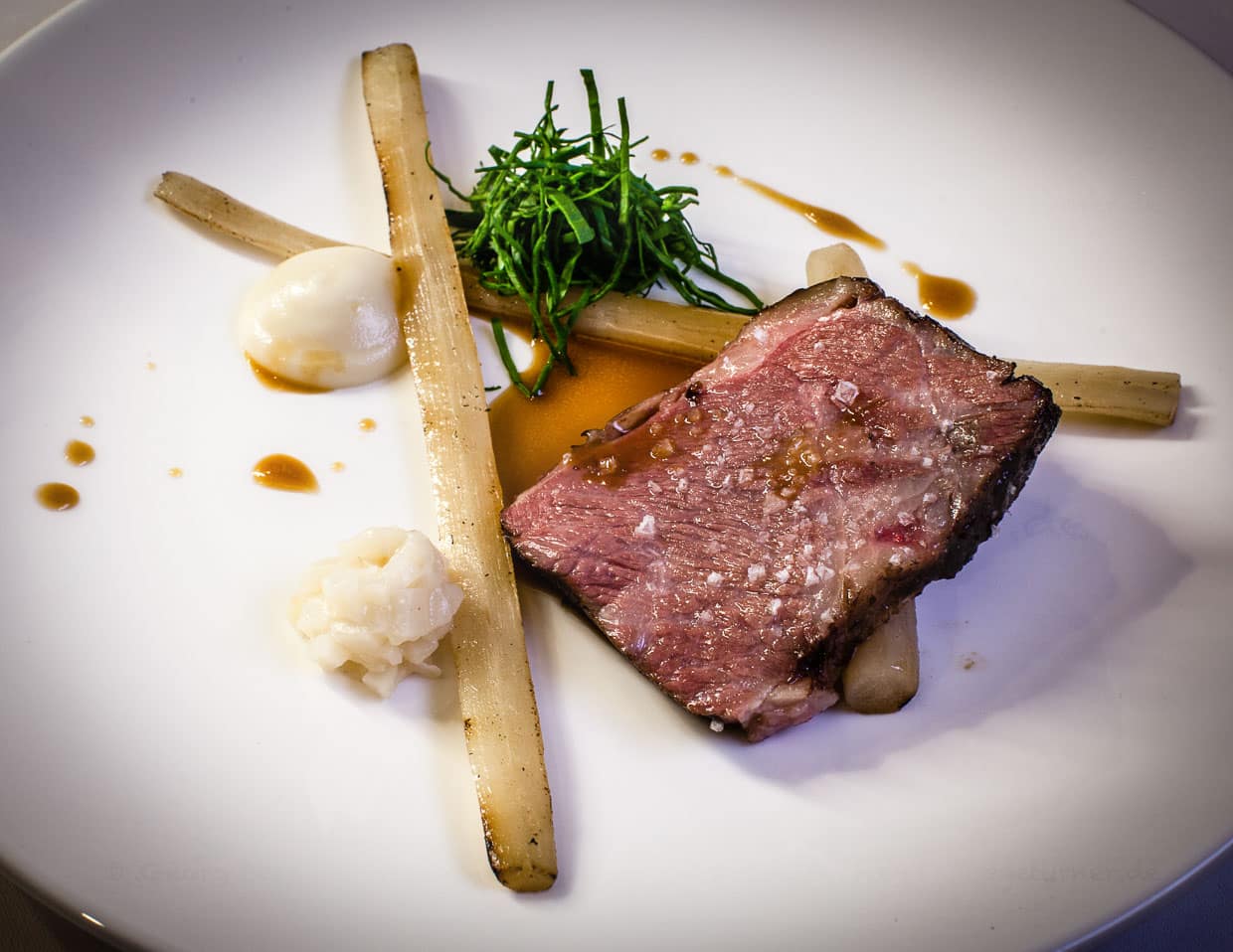 Rinderbrust vom Grill, Schwarzwurzel und Sonnenblumenwurzel / © Foto: Georg Berg