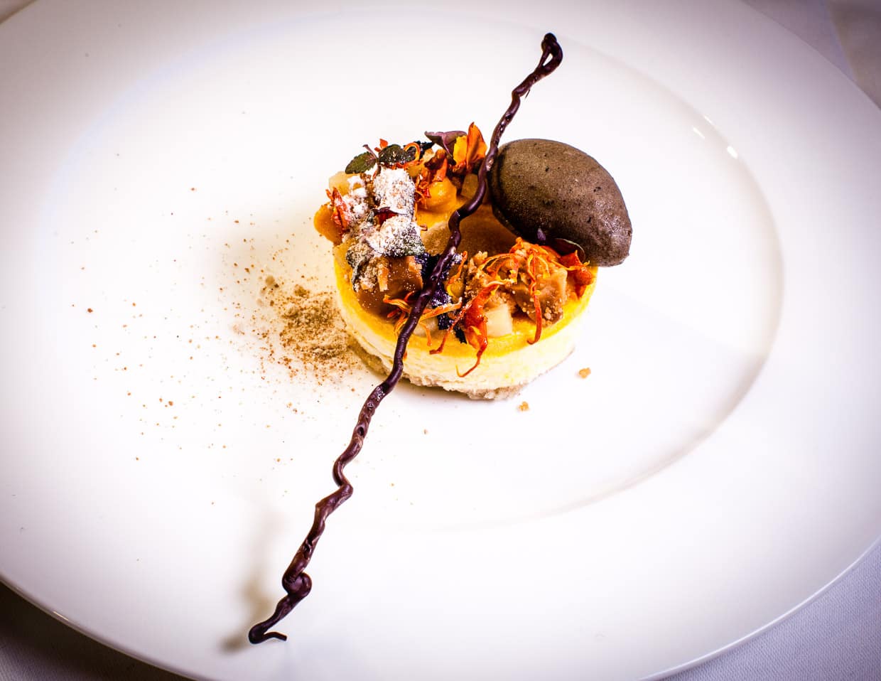 Mehr als nur Champagner Aromen in Textur: Das Dessert von Marco Müller / © Foto: Georg Berg