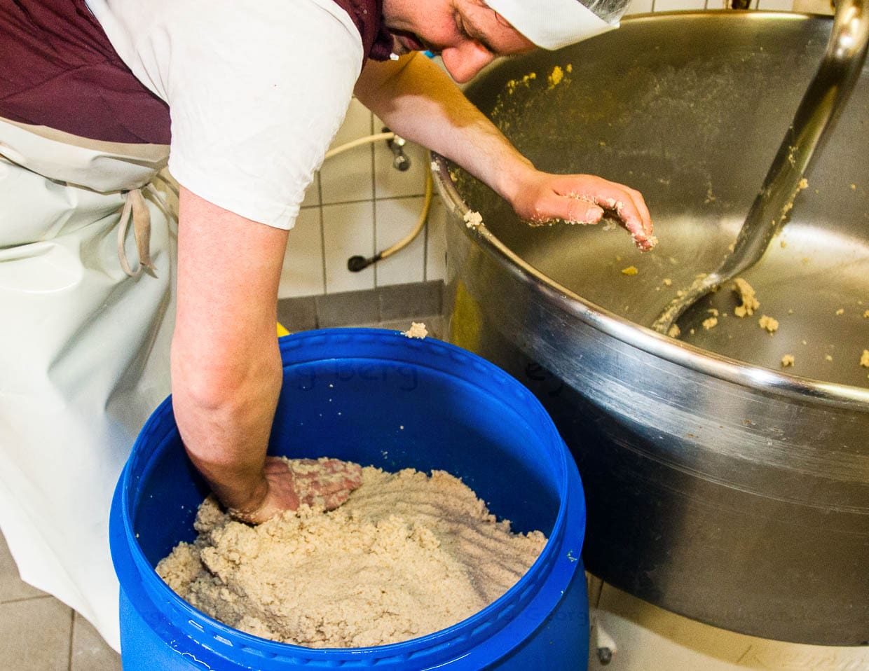 Die Fass-Fermentation orientiert sich am Lauf der Jahreszeiten. Auch die Außentemperatur spielt eine Rolle / © Foto: Georg Berg