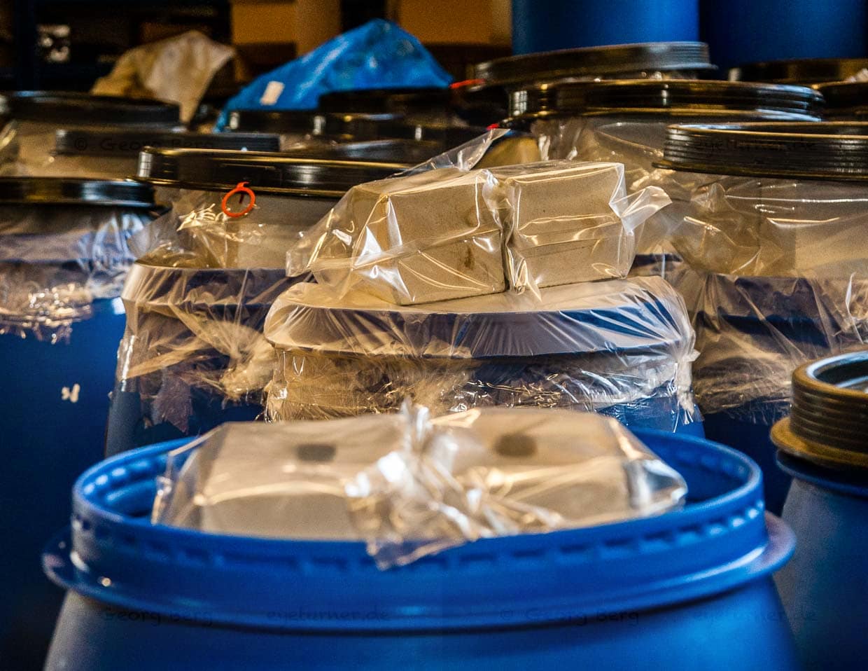 Unter der Last von 30 Kilo Steinen reift das Miso vor sich hin. Im Grunde ist Miso ewig haltbar. Denn die langsame und natürliche Fermentation wird bei Schwarzwald Miso nicht durch Pasteurisieren gestoppt / © Foto: Georg Berg