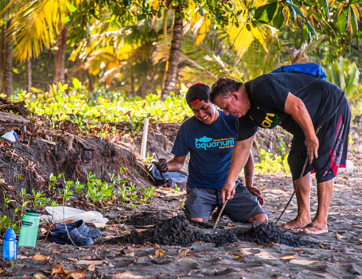 Der Forscher und der ehemalige Wilderer auf der Suche nach einem Nest, dass an seinem natürlichen Ort geblieben ist. Forscher Fabian gibt zu, dass er noch immer viel von Carlos lernen kann / © Foto: Georg Berg