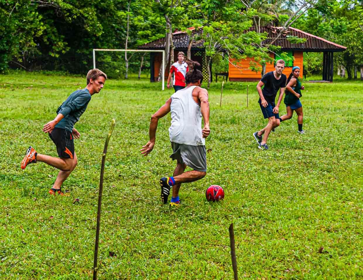 Die Sprache des Fußballs kennt keine Grenzen. Mit den Einheimischen, die im Auftrag des Forschungsprojekts die Freiwilligen nachts am Strand entlang führen, verabredet man sich am Wochenende gerne auf dem Bolzplatz / © Foto: Georg Berg