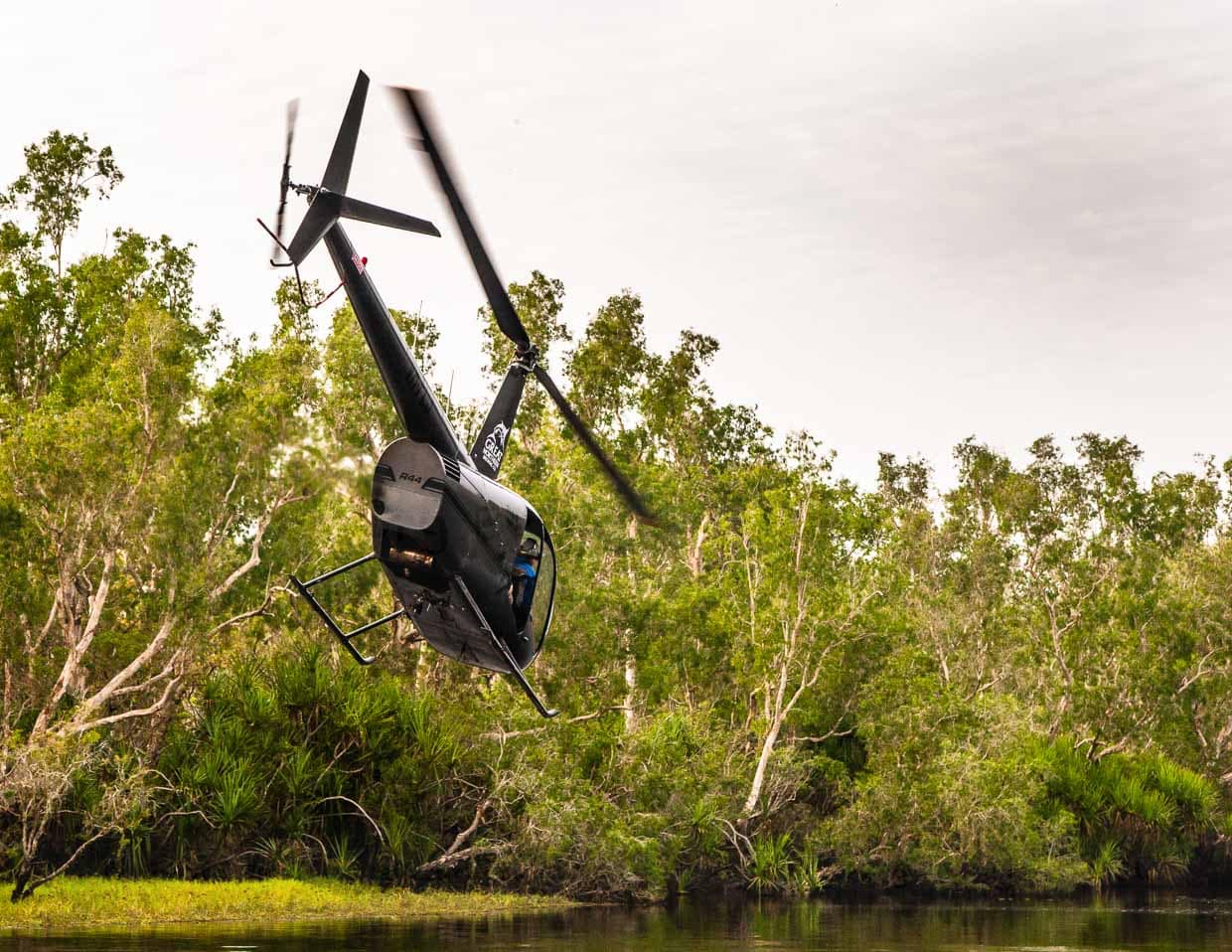 Fast berühren die Rotorblätter die Baumkronen, so dicht fliegt der Heli darüber / © Foto: Georg Berg