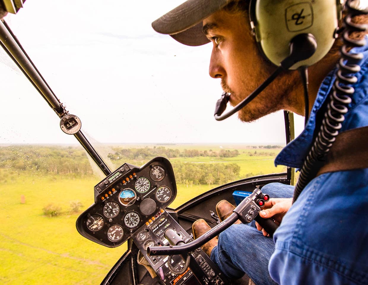 Vielseitig: Eben noch am Herd mit dem Frühstück beschäftigt und schon sitzt Jock am Steuerknüppel seines Robinson R44 Raven Helicopters / © Foto: Georg Berg