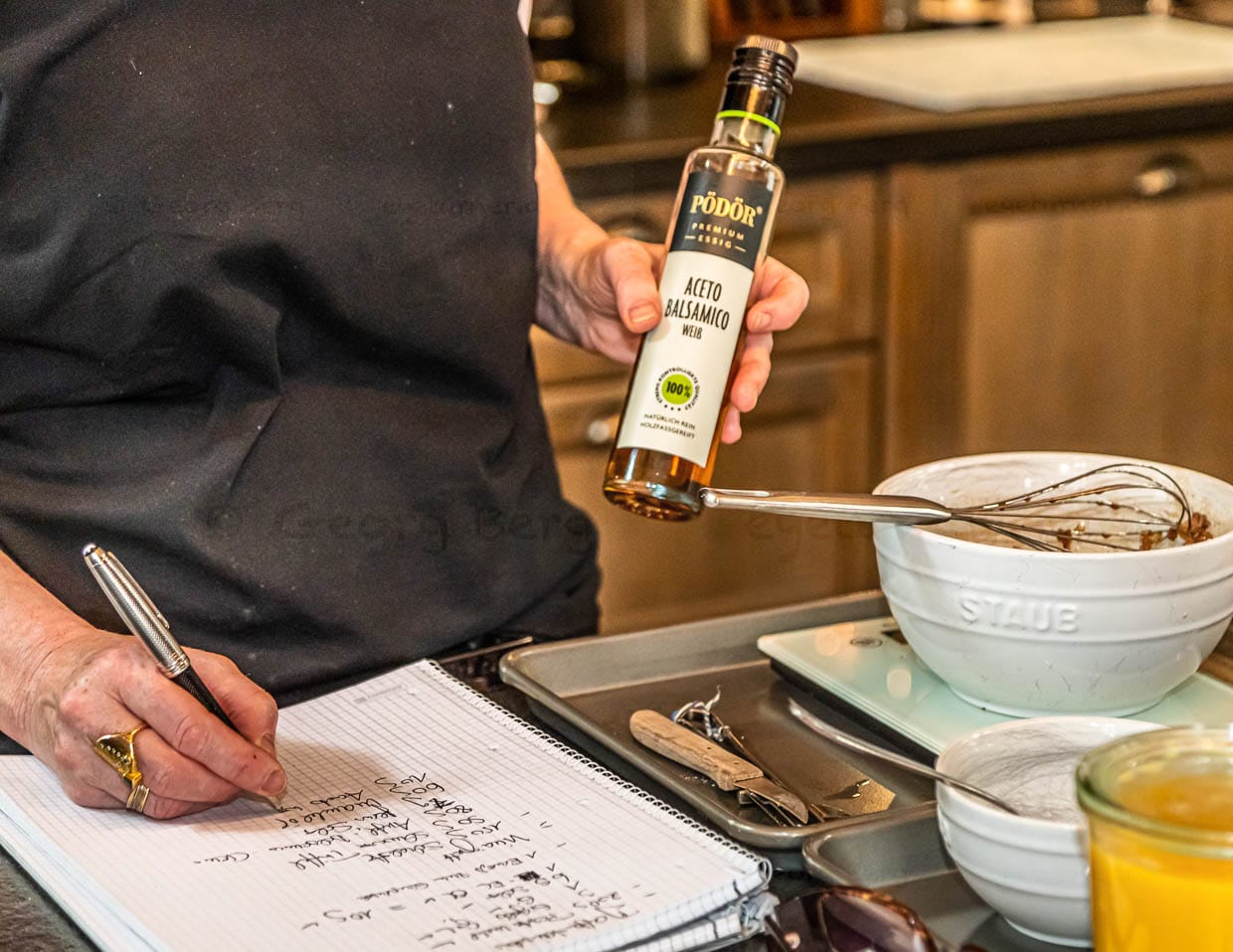 Nach der Kopfarbeit beginnt das Handwerk. Die Zutaten wiegt Su Vössing ab und notiert alles für einen verlässlichen Rezepttext / © Foto: Georg Berg