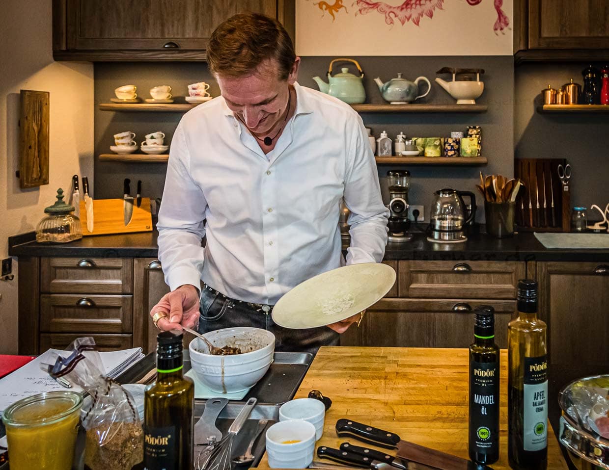 Für die „Pfaffentäuscher mit Trüffelvinaigrette und Mandelöl“ wählt Bui Vössing einen hellen, mineralischen Teller / © Foto: Georg Berg