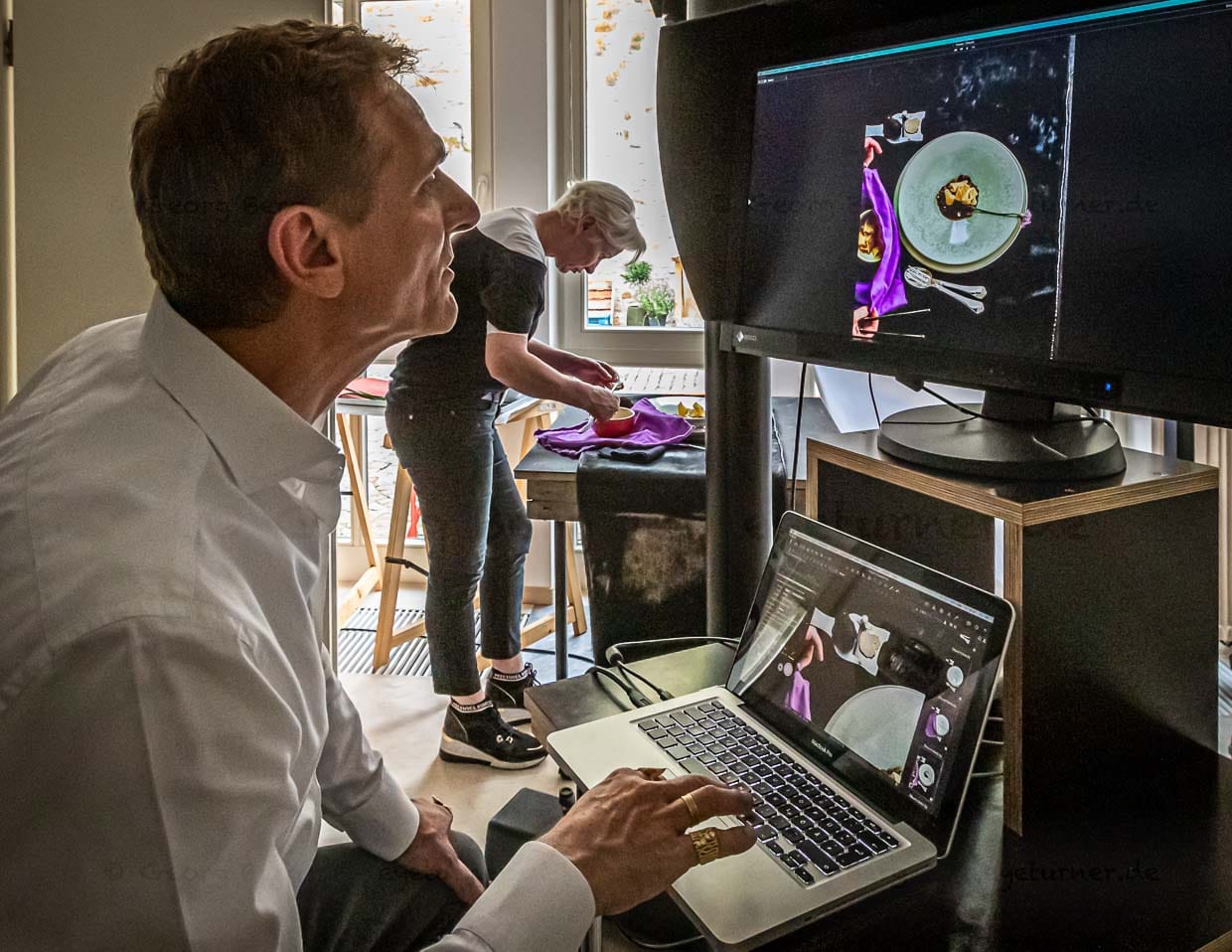 Kritischer Blick auf den Monitor / © Foto: Georg Berg