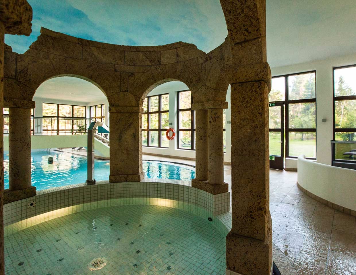 Das Wasser im Hallenbad hat angenehme 29°C / © Foto: Georg Berg