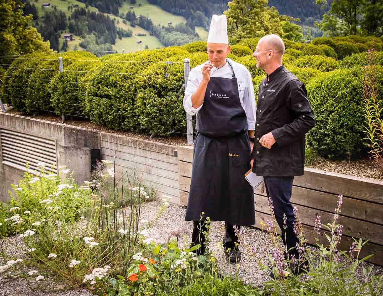 Küchenchef Stefan Lünse mit Georg Berg am hoteleigenen Kräuterbeet / © Foto: Moritz Berg