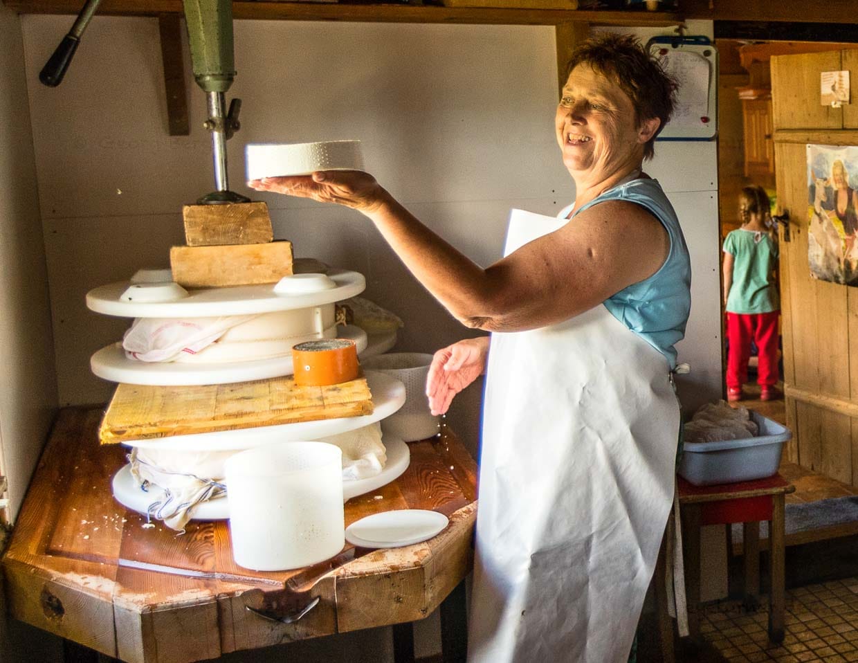 Franziska Zurbrügg bei der Käseproduktion auf der Pöris Alp / © Foto: Georg Berg