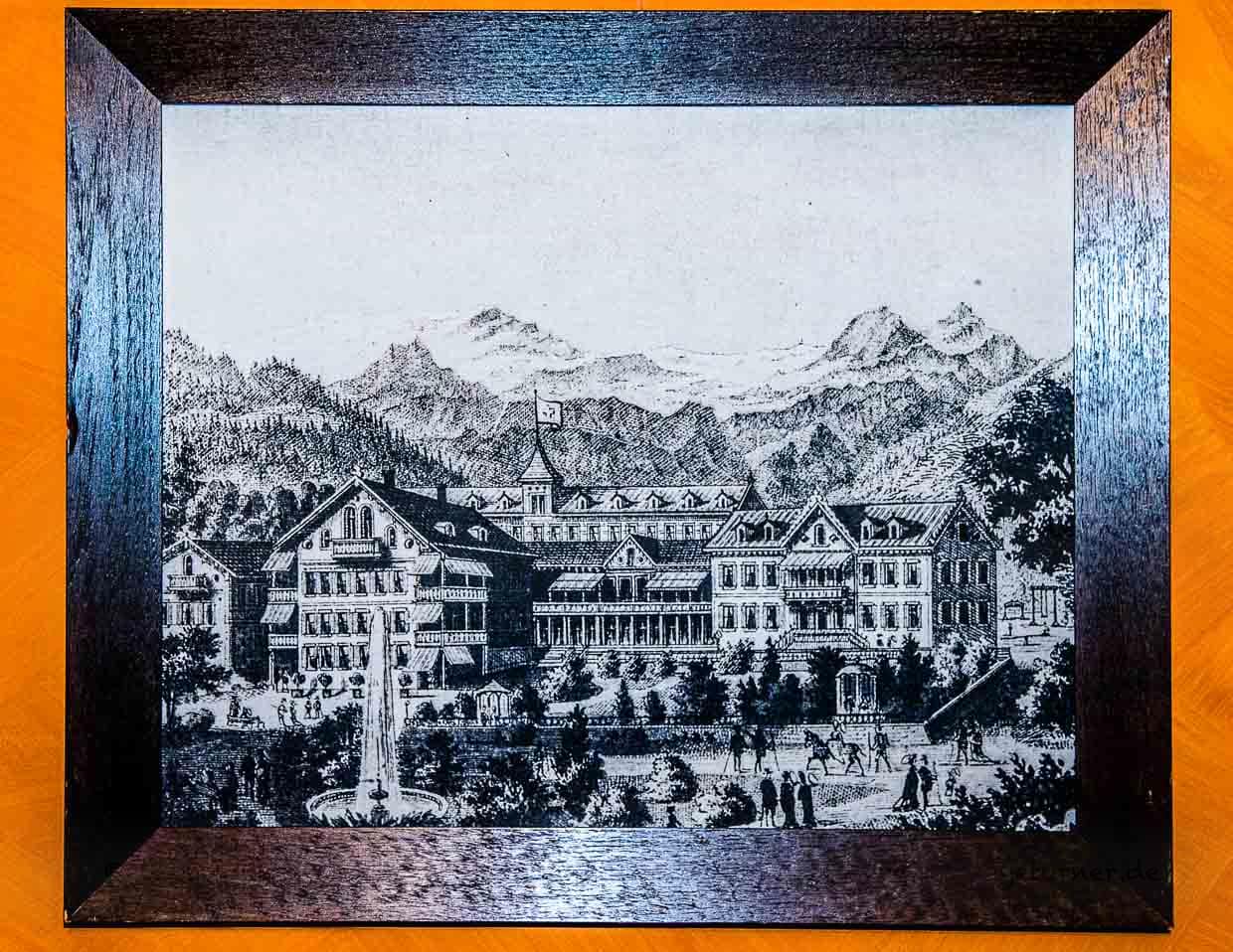 Ein alter Kupferstich im heutigen Spa-Bereich erinnert an die medizinische Vergangenheit des heutigen Luxushotels Lenkerhof / © Foto: Georg Berg