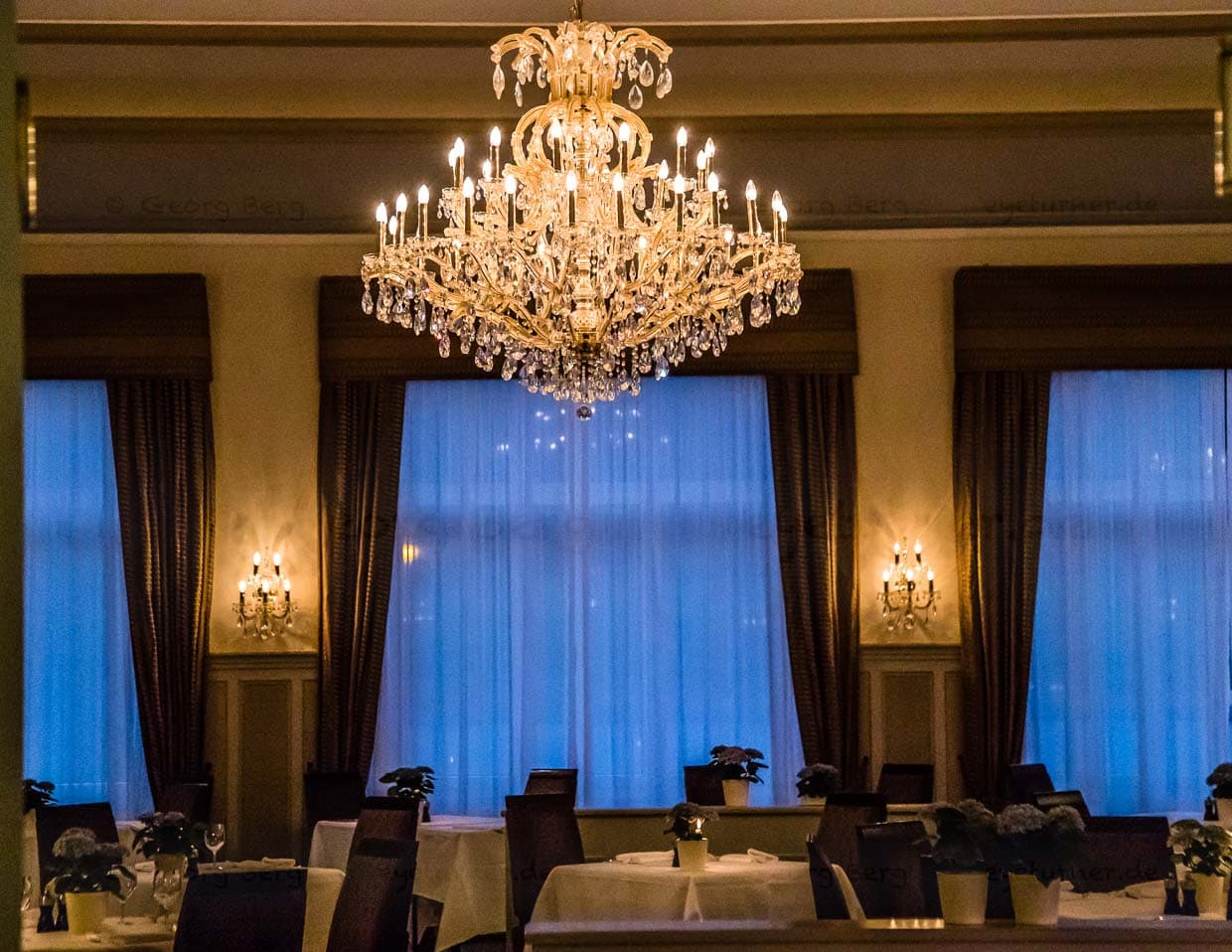 Abendessen unter Swarowski Kronleuchtern / © Foto: Georg Berg