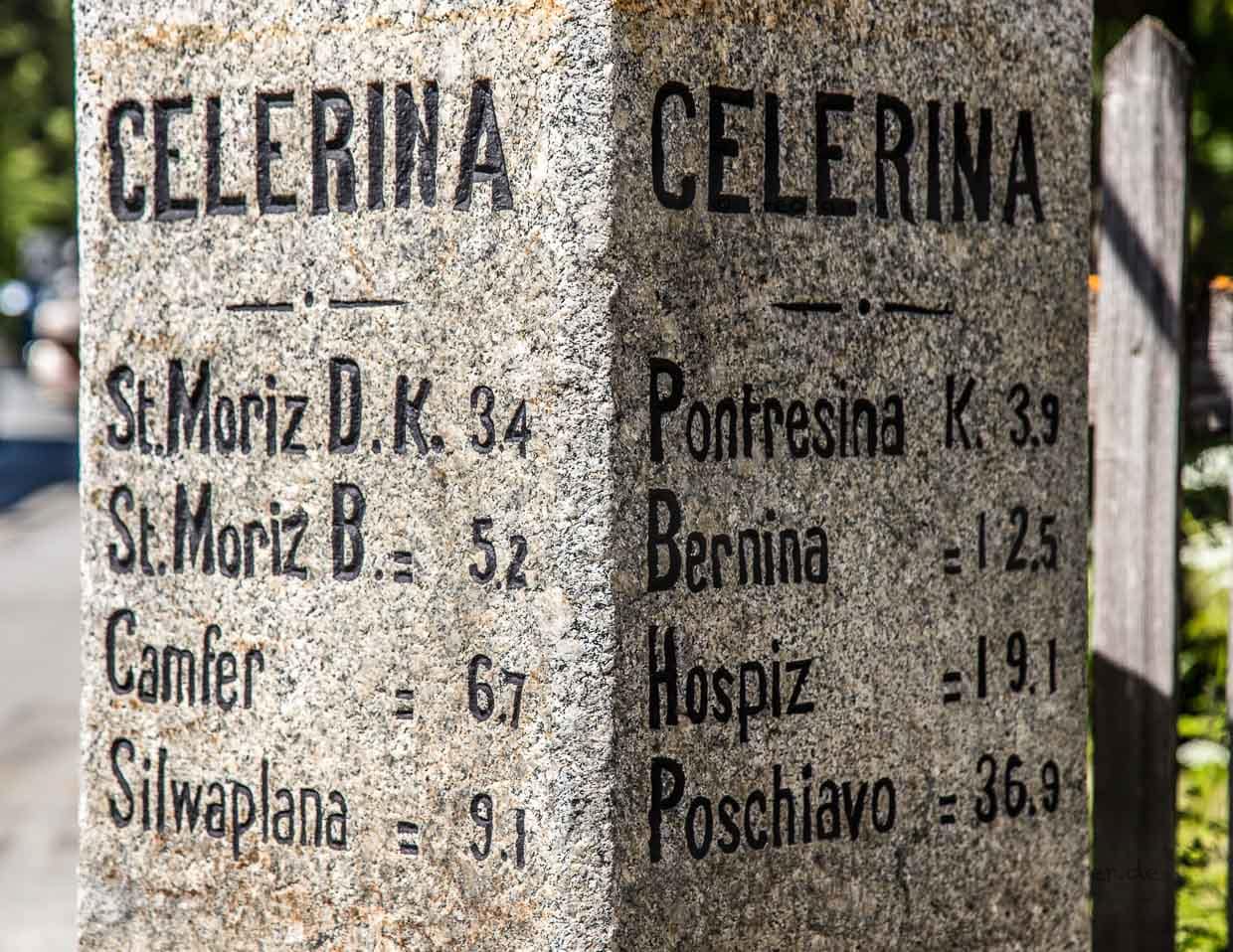 Mitten in Celerina weist ein Markierungsstein auf die Nachbarorte hin / © Foto: Georg Berg