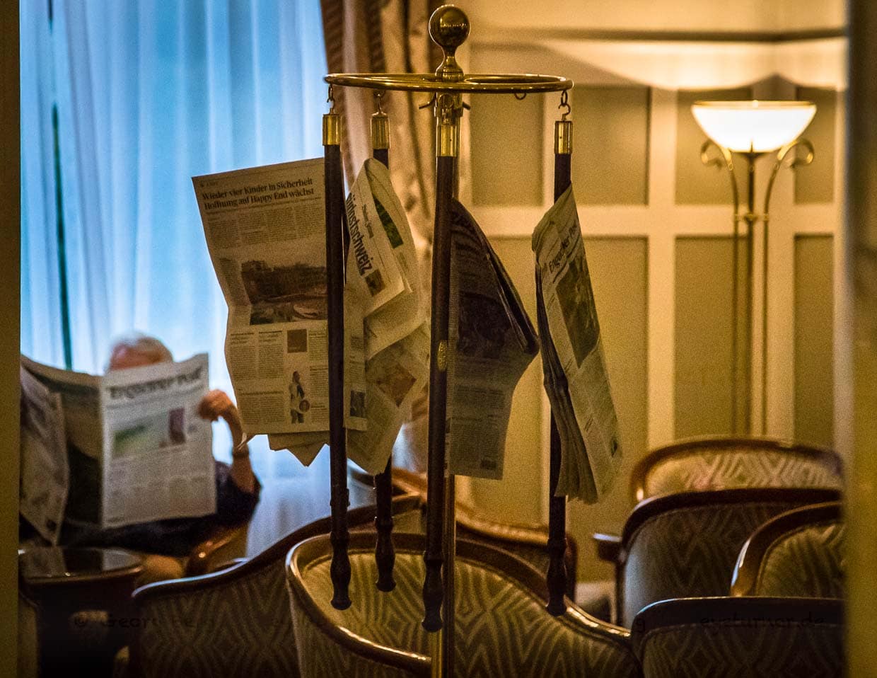 Die Jugendstil-Halle im Cresta Palace ist fast unverändert erhalten. Zwischen imposanten Säulen informiert man sich auch heute noch über das Geschehen in der Welt. Hier gehört das Rascheln von Zeitungspapier nicht zu den ausgestorbenen Geräuschen / © Foto: Georg Berg