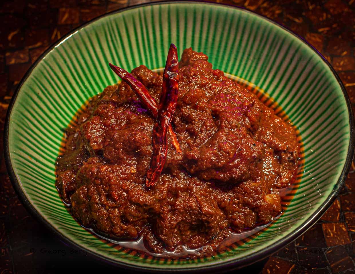 Dem Beef Masaman sieht man die Schärfe schon an. Deshalb sollte es als letztes Hauptgericht genossen werden / © Foto: Georg Berg