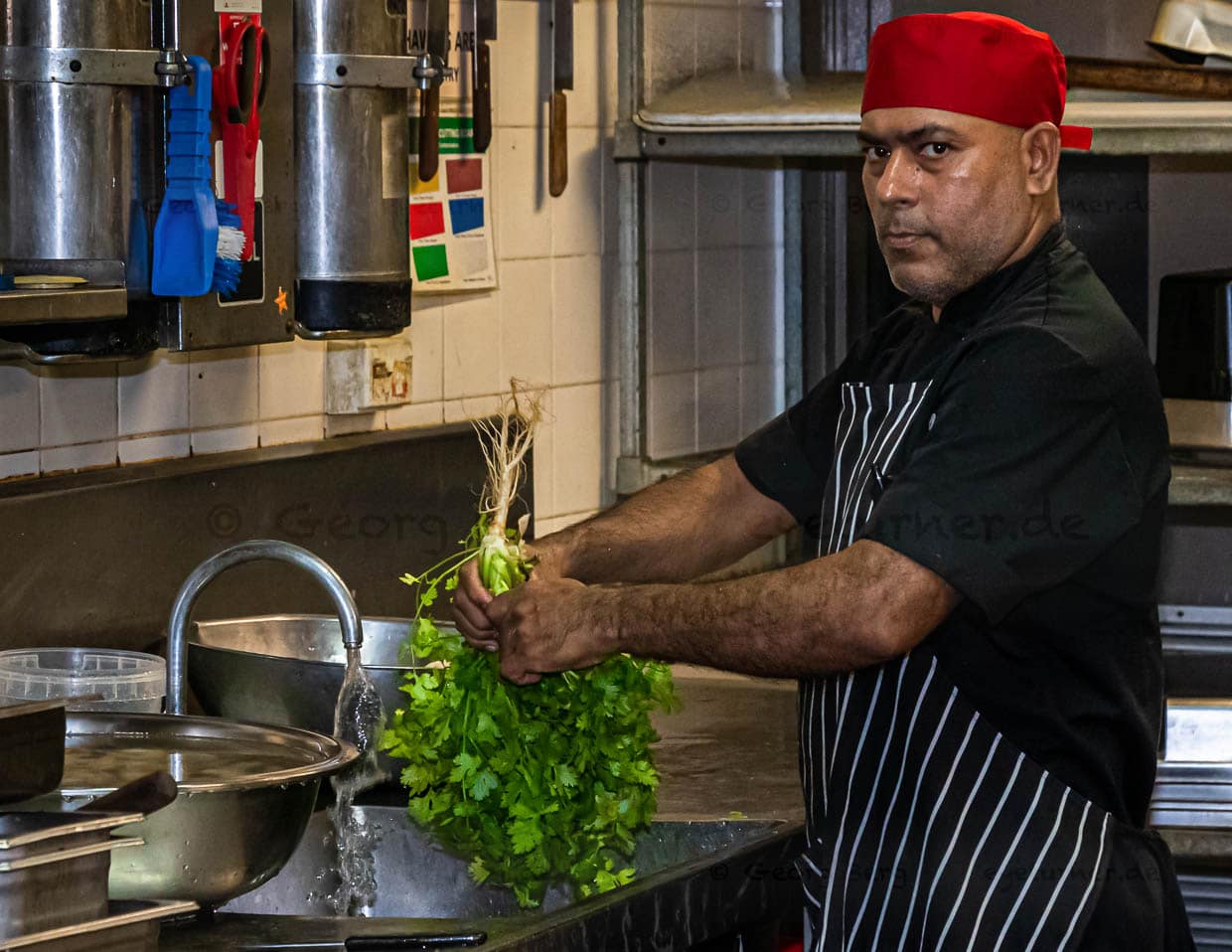 Gemüse und Kräuter, die aus Asien nicht eingeführt werden dürfen, werden von Shu's Lieferanten aus Darwins Umgebung in gleicher Qualität geliefert und in der Küche frisch verarbeitet / © Foto: Georg Berg