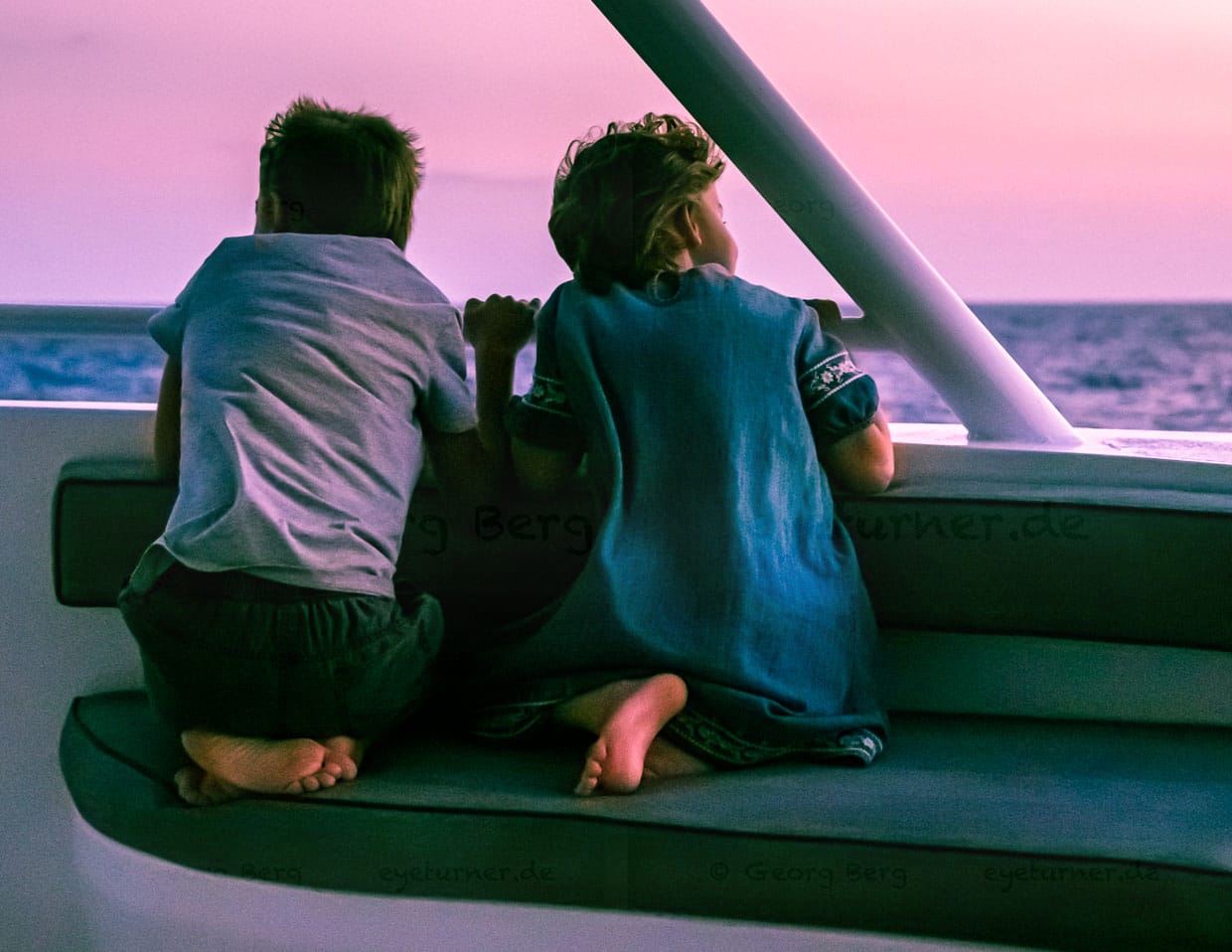 Auch die Kleinsten an Bord hängen beim abendlichen Blick zum Horizont ihren Träumen nach / © Foto: Georg Berg