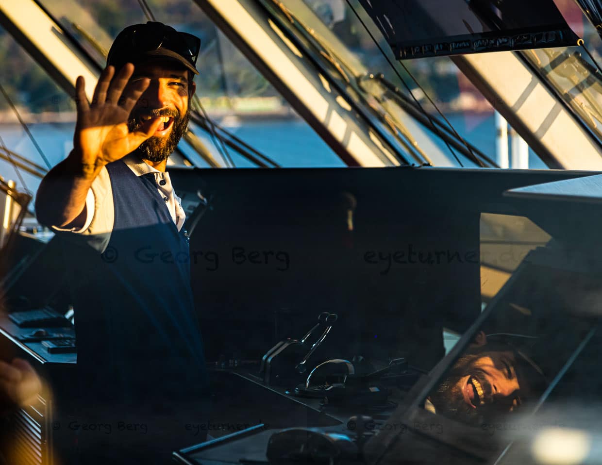 Jederzeit ansprechbar: Captain Ben Bonnett auf der Kommandobrücke der True North / © Foto: Georg Berg