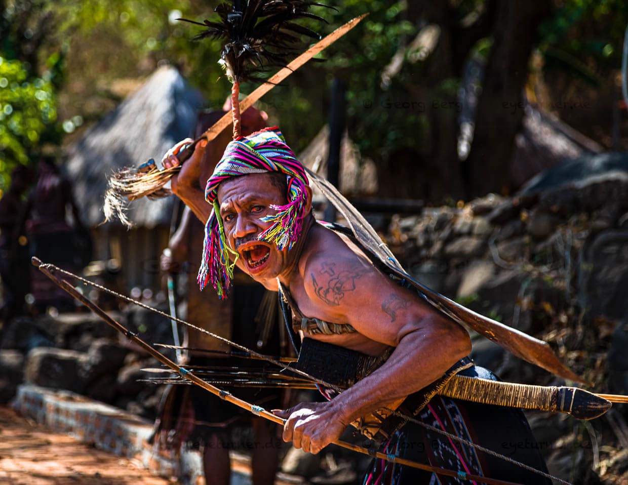 Auf dem Weg nach Takpala stellt sich ein Krieger quer. Tatsächlich drückt er mit der traditionellen Bewaffnung heute seinen Respekt vor Besuchern aus / © Foto: Georg Berg