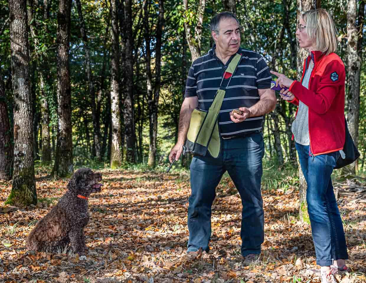 Hund und Herrchen bei der Arbeit. Trüffelnase Elfe wartet aufmerksam auf weitere Suchbefehle, während Thierry Bezieux durch die Fragen von FrontRowSociety-Redakteurin Angela Berg abgelenkt wird. Thierry ist mittlerweile eine bekannte Größe im Burgund. Seitdem er so anschaulich Wachstum und Suche von Trüffel darstellen kann, führt er jährlich rund 3.000 Touristen durch sein „Haus der tausend Trüffel“ / © Foto: Georg Berg