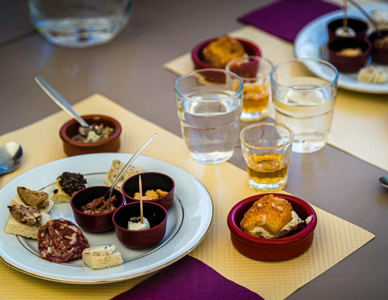 Vielfältiger Trüffel-Teller: Eine Verkostung kann bei einem Besuch im La Maison aux Mille Truffes in Marey-les-Fussey dazugebucht werden. Von der Trüffelsalami, über Perlhuhn mit Trüffel bis hin zu einem fantastischen Trüffeleis im Brandteig ist alles dabei / © Foto: Georg Berg