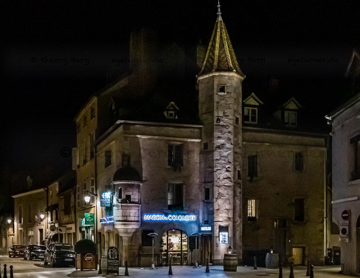 Das Maison du Colombier mitten im Zentrum von Beaune. Bei gutem Wetter mit Außengastronomie / © Foto: Georg Berg