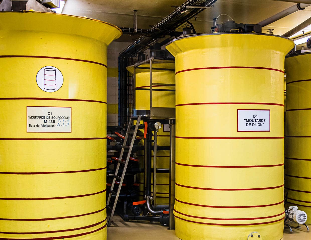 Einträchtig nebeneinander stehen die Lagerbehälter für Dijon-Senf und Burgund-Senf. 24 Stunden ruht der fertige Senf hier, bevor er abgefüllt wird / © Foto: Georg Berg