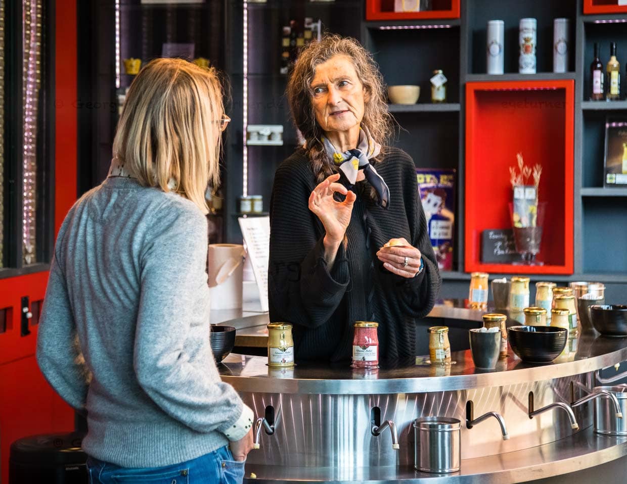 Verkostung der unterschiedlichen Senfsorten. Natürlich gibt es auch einen Verkaufsraum mit sämtlichen Produkten von Edmond Fallot und probieren ist höchst erwünscht. Insbesondere der feine und scharfe Dijon-Senf wird für Salatdressings und Saucen verwendet oder auch zu Käse gereicht / © Foto: Georg Berg