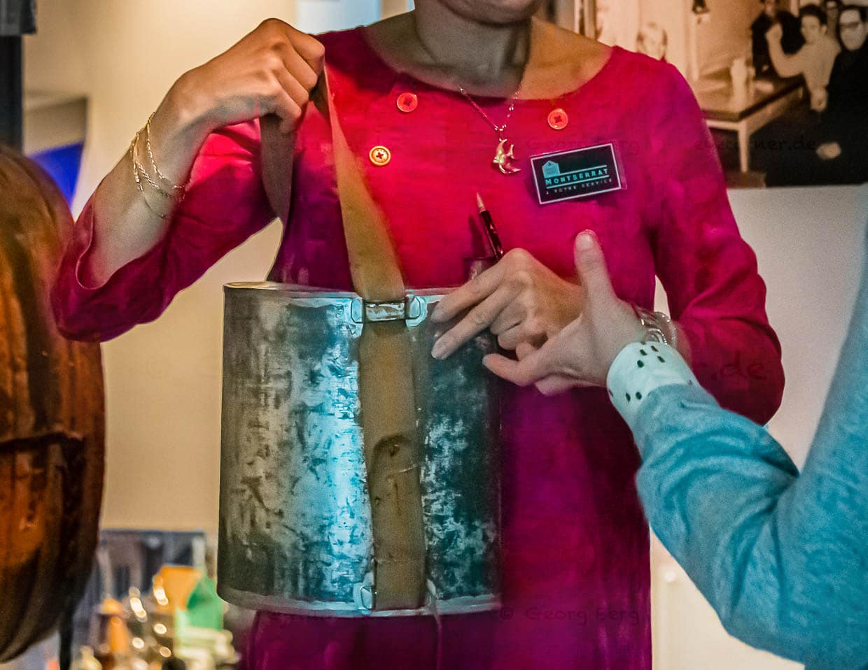 In Hüftflaschen, die unter langen Mänteln getragen wurden, schmuggelte man Absinth von Haus zu Haus / © Foto: Georg Berg