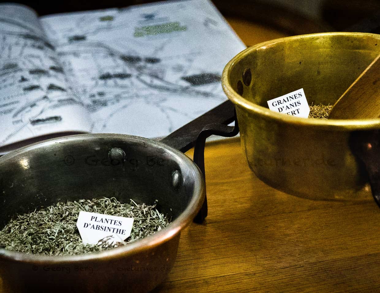 Insbesondere der Wermut verleiht dem Absinth die Bitternote. Durch die Destillation wird der hohe Bittergehalt im Wermut abgemildert. Im Museum kann man getrockneten Wermut probieren und muss schnell feststellen, dass er pur ungenießbar ist / © Foto: Georg Berg